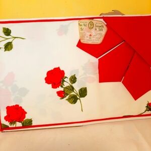 Set of 4 Placemats 4 Napkins. New. Washable Poly/cotton.